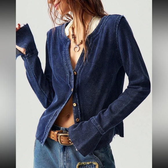 - Luxe button detail bell sleeve long sleeve top - Picture 8 of 8